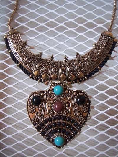 Colier la baza gatului cu placa metalica supradimensionata, impodobita cu pietre si motive tribale