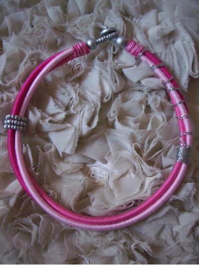 Colier din 3 tuburi din plastic, rasucite si imbracate in ata neon
