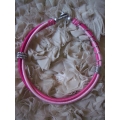 Colier din 3 tuburi din plastic, rasucite si imbracate in ata neon