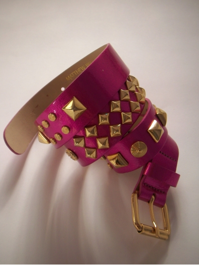 Curea din piele lacuita neon, accesorizata cu tinte metalice masive