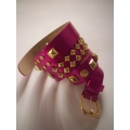 Curea din piele lacuita neon, accesorizata cu tinte metalice masive