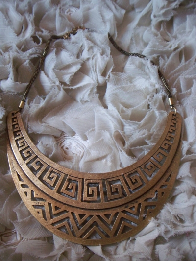 Colier la baza gatului cu placa metalica supradimensionata, cu motive grecesti decupate