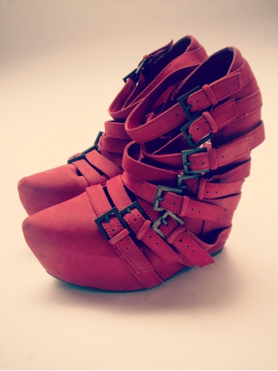 Pantofi din piele, cu platforma supradimensionata si varf ascutit, accesorizati cu multe barete cu catarame