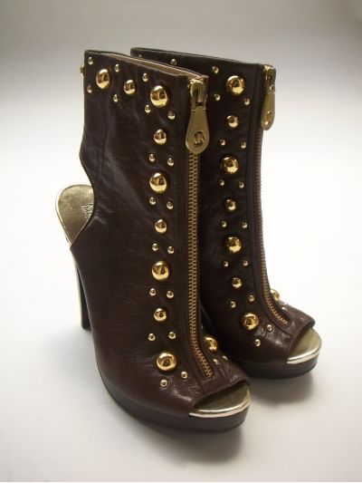 Sandale / botine cu varf si calcai decupate, accesorizate cu tinte batute si bumbi metalici