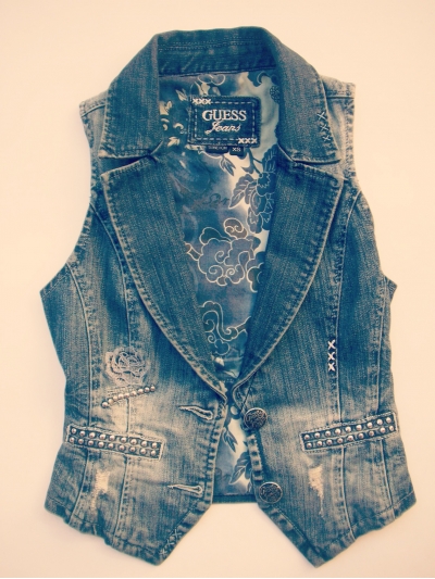 Vesta din denim decolorat, cu rupturi, accesorizata cu broderii si tinte batute
