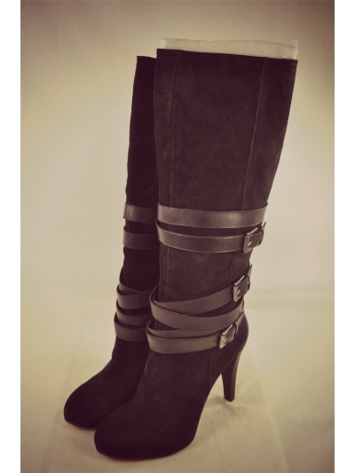 Cizme inalta din piele intoarsa, cu toc gros, accesorizate cu barete duble cu catarame metalice