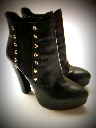 Botine din piele cu bot alungit, toc gros si insertie de elastic, accesorizate cu tinte batute