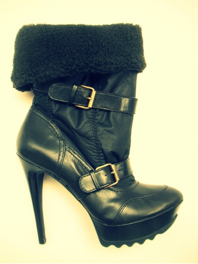 Botine din piele si fas imblanit, cu toc supradimensionat si bot alungit
