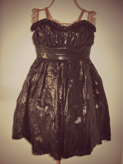 Rochie fara bretele, cu corsaj intarit si fusta cu volum, din matase si organza