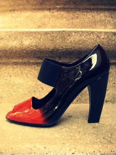 Sandale pumps din piele lacuita in degrade, cu toc curbat si bareta elastica