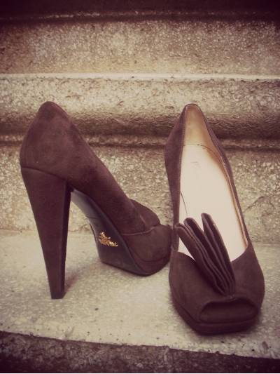 Pantofi pumps din piele, cu toc gros in 2 culori, varf  decupat, patrat, decorat cu alicatii din piele