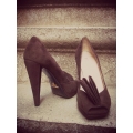 Pantofi pumps din piele, cu toc gros in 2 culori, varf  decupat, patrat, decorat cu alicatii din piele