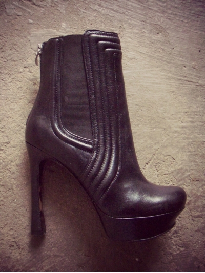 Botine din piele cu insertie de elastic si nervuri, cu toc asimetric
