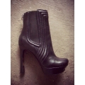 Botine din piele cu insertie de elastic si nervuri, cu toc asimetric