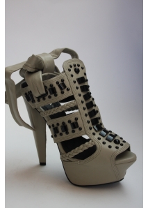 Sandale din piele cu barete late in X accesorizate cu tinte