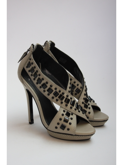 Sandale din piele cu barete late in X accesorizate cu tinte