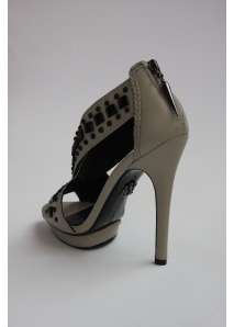 Sandale din piele cu barete late in X accesorizate cu tinte