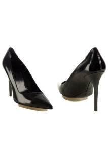 Pantofi pumps din piele lacuita, cu bot ascutit si toc stiletto, decupati asimetric